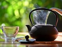 Shutterstock_2292874705_pouring tea_lej tēju.jpg