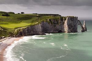 1024px-Falaises_d'Étretat_(17699518611).jpg