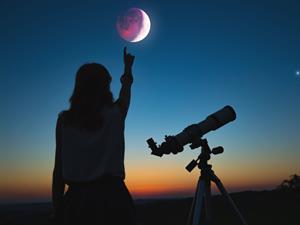 Shutterstock_1135794602_telescope and moon_teleskops un mēness.jpg