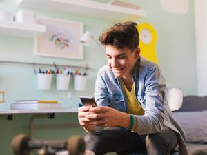 Shutterstock_614145131_boy with phone_zēns ar telefonu.jpg