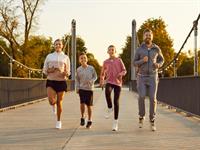 Shutterstock_2471642425_family running_ģimene skrien.jpg