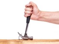 Shutterstock_1518417701_pulling out nail with hammer_velk ārā naglu ar āmuru.jpg