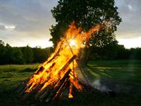 Shutterstock_1417347275_ligo bonfire_līgo ugunskurs.jpg