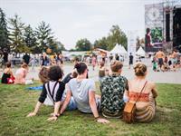 Shutterstock_1704410482_outdoor concert_brīvdabas koncerts.jpg