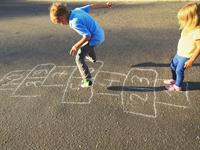 Shutterstock_713709958_playing hopscotch_spēlē klasītes.jpg