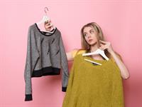 Shutterstock_611137397_choosing outfit_izvēlās apģērbu.jpg