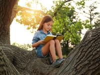 Shutterstock_1847740399_reading outside_lasa ārā.jpg