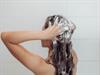 Shutterstock_2042330663_girl washing hair_meitene mazgā matus.jpg