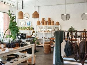 Shutterstock_1722273808_gift shop_dāvanu veikals.jpg