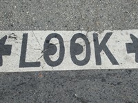 shutterstock_2506057205_look sign_zīme skaties.jpg