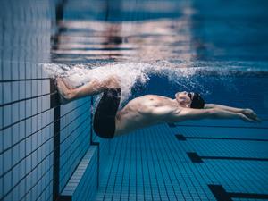 Shutterstock_571053160_man in swimming pool_vīrietis baseinā.jpg