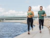 Shutterstock_2438479259_couple jogging_pāris skrien.jpg