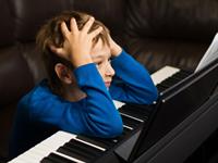 Shutterstock_2384664549__boy playing piano_zēns spēlē klavieres.jpg