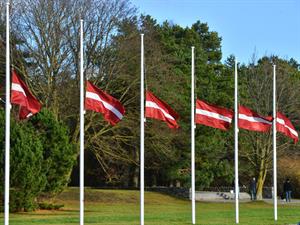 Shutterstock_339685181_many Latvian flags_daudz Latvijas karogu.jpg