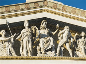 shutterstock_116754613_Carving on the Academy of Athens_Grieķu dievu attēlojums tempļa frontonā.jpg