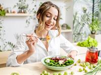 Shutterstock_1028139856_woman eating salad_sieviete ēd salātu.jpg