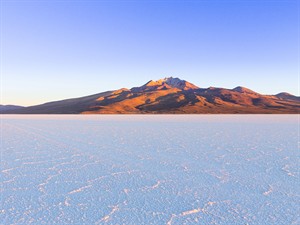 shutterstock_2577865901_Salar de Uyuni_Ujuni sāls līdzenums.jpg