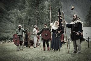 0I-photograph-real-life-Norwegian-Viking-weddings.5__880.jpg