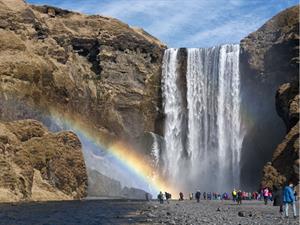 Shutterstock_2214376717_waterfall_ūdenskritums.jpg