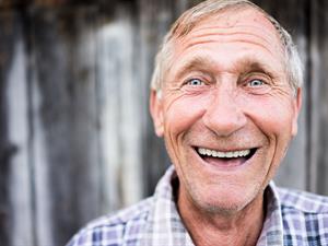Shutterstock_224903443_old man smiling_vecs vīrietis smaida.jpg