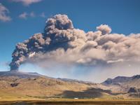 Shutterstock_217229038_volcano smoke_vulkāna dūmi.jpg