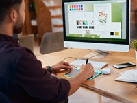 shutterstock_2463695483_graphic designer_grafiskais dizaineris.jpg