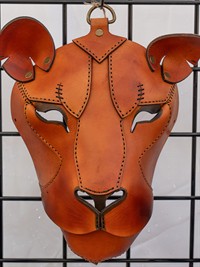 shutterstock_2667223413_leather lion mask_ādas lauvas maska.jpg
