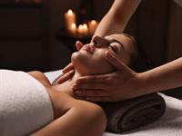 Shutterstock_2520861525_face massage_sejas masāža.jpg