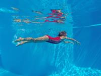 Shutterstock_1682859544_girl underwater_meitene zem ūdens.jpg