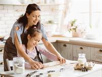 Shutterstock_2483700717_mother and daughter cooking_māte ar meitu gatavo.jpg