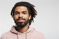 shutterstock_1712073031_man with dreads_vīrietis ar drediem.jpg