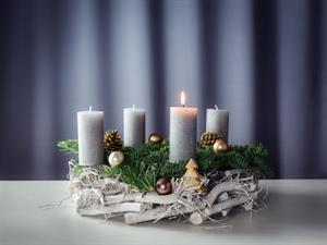 Shutterstock_1857511354_advent wreath_adventes vainags.jpg
