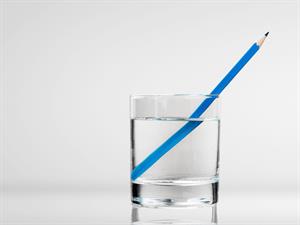 Shutterstock_1917448670_pencil in glass of water_zīmulis ūdens glāzē.jpg