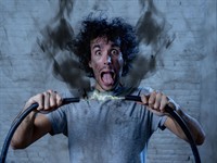 Shutterstock_1634794198_getting electric shock_sitiens ar elektrību.jpg