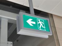 Shutterstock_2469265899_emergency evacuation exit sign_avārījas izejas evakuācijas norāde.jpg