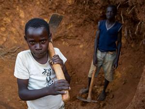 Richard Juilliart Shutterstock_kids in Uganda_bērni Ugandā.jpg