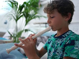 Shutterstock_2336815047_playing flute_spēlē flautu.jpg