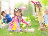 Shutterstock_717145540_easter eggs hunt_bērni meklē lieldienu olas.jpg