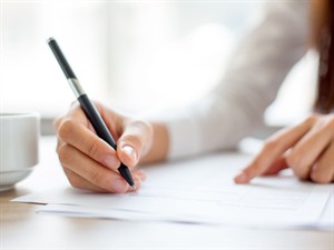 Shutterstock_553811536_writing_rakstīt.jpg