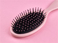 Shutterstock_1685894641_hair brush_ķemme.jpg