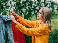 shutterstock_2471097801_hanging clothes_karina drēbes ārā.jpg