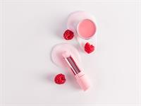 Shutterstock_2528917463_lip balm_lūpu balzāms.jpg