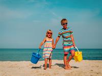 Shutterstock_1447530764_friends on beach_draugi pludmalē.jpg