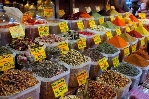 displays-of-products-on-offer-in-the-Spice-market-in-Istanbul-Turkey.jpg