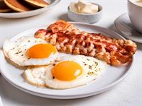 Shutterstock_2480040459_eggs and bacon_olas un bekons.jpg