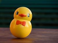 Shutterstock_2194823397_toy duck_spēļu pīle.jpg