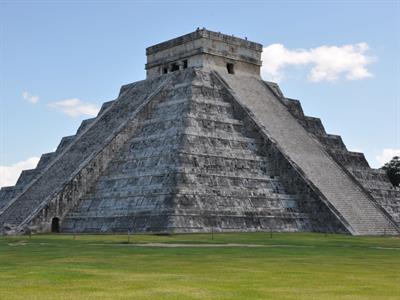 Shutterstock_87329885_Chichen Itza in Mexico_Kukulkana templis piramīda Čicenicā Meksika.jpg