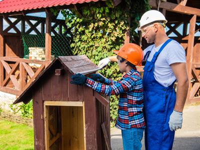 Shutterstock_1624605577_dad and son building_tētis un dēls būvē.jpg