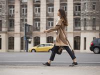 Shutterstock_491592463_woman walking_sieviete iet.jpg