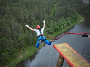 Shutterstock_649452289_bungee jumping_lēkšana ar gumiju.jpg